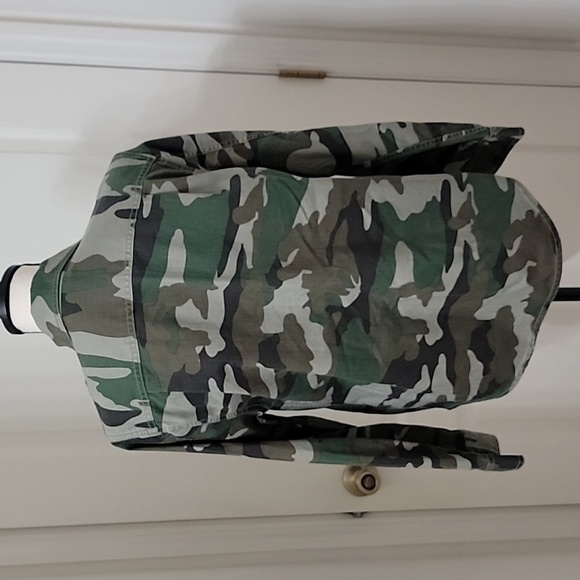 J. Crew Size M Camouflage Button Up Utility Shacket, Excellent Used Condition - Picture 4 of 13
